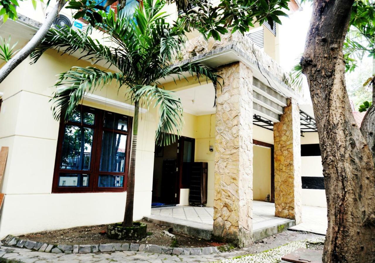 Green Surabaya Homey Exterior photo